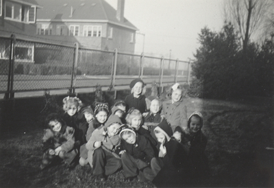 351722 Groepsportret met leerlingen van de Bilderdijkschool (Regentesselaan 70) te Maartensdijk.N.B. De Regentesselaan ...